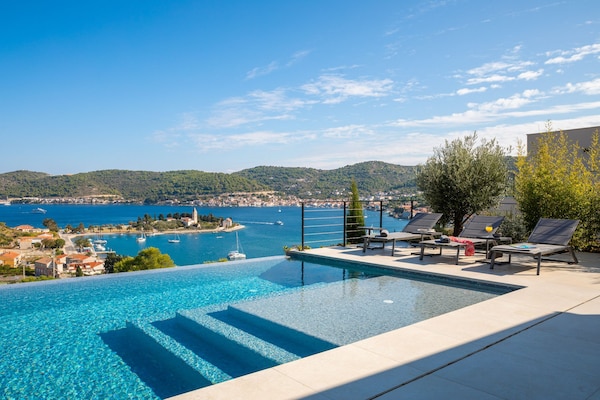 Foto van Breathtaking Villa Vis Five Bedroom Villa with the Pool - View