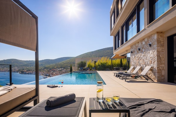 Foto van Breathtaking Villa Vis Five Bedroom Villa with the Pool - View