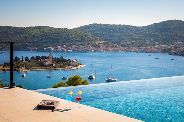 Foto van Breathtaking Villa Vis Five Bedroom Villa with the Pool - View