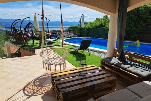Foto van Beautiful Unique Family Villa Emily - Five Bedroom Holiday Home With Pool - Outdoor