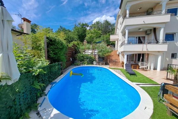 Foto van Beautiful Unique Family Villa Emily - Five Bedroom Holiday Home With Pool - Pool