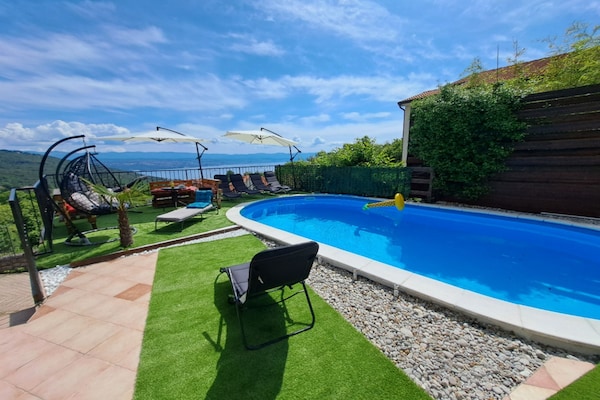 Foto van Beautiful Unique Family Villa Emily - Five Bedroom Holiday Home With Pool - Pool