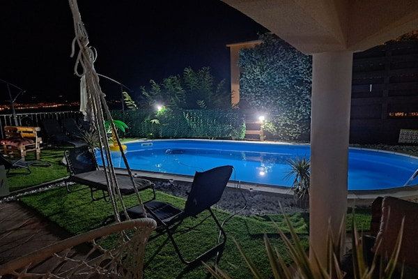 Foto van Beautiful Unique Family Villa Emily - Five Bedroom Holiday Home With Pool - Pool