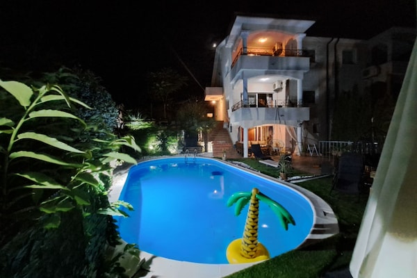 Foto van Beautiful Unique Family Villa Emily - Five Bedroom Holiday Home With Pool - Pool