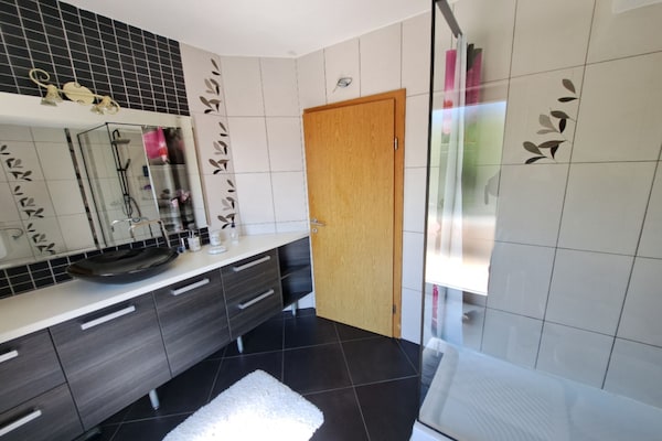 Foto van Beautiful Unique Family Villa Emily - Five Bedroom Holiday Home With Pool - BathRoom