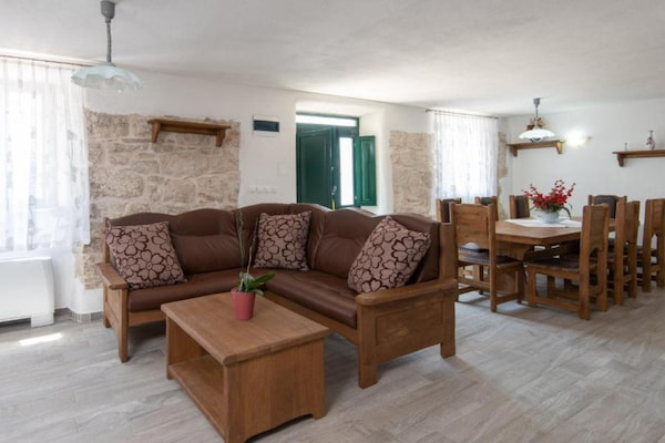 Foto van Beautiful Villa Anita - Four Bedroom Villa with Outdoor Swimming Pool - LivingRoom