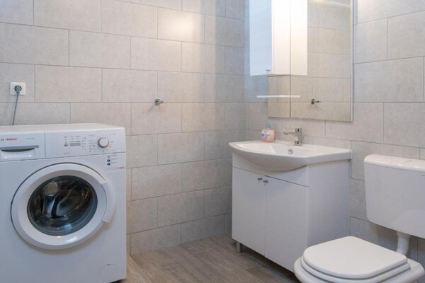 Foto van Beautiful Villa Anita - Four Bedroom Villa with Outdoor Swimming Pool - BathRoom