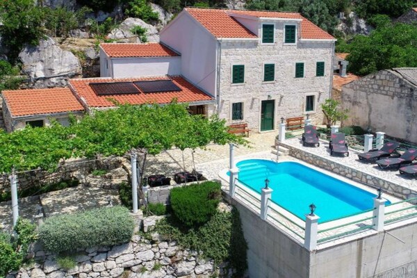 Foto van Beautiful Villa Anita - Four Bedroom Villa with Outdoor Swimming Pool - Outdoor