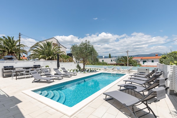 Foto van Modern appartement met zwembad en terras - Vakantiehuis in Slatine - PoolOfHouse