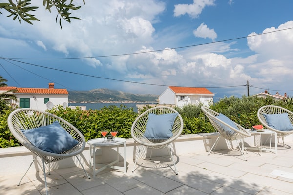 Foto van Modern appartement met zwembad en terras - Vakantiehuis in Slatine - TerraceBalcony