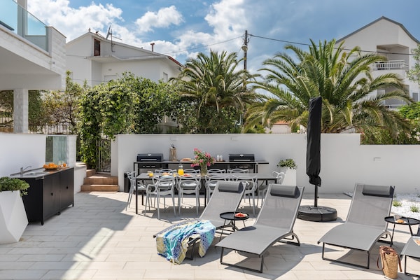 Foto van Modern appartement met zwembad en terras - Vakantiehuis in Slatine - TerraceBalcony