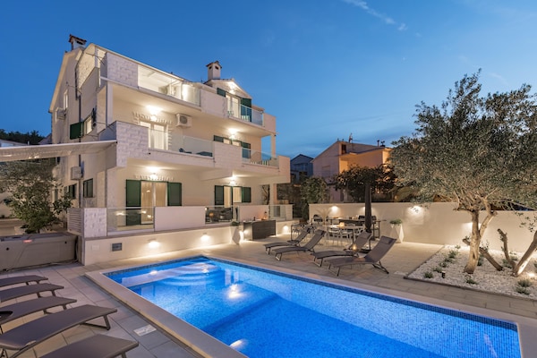 Foto van Modern appartement met zwembad en terras - Vakantiehuis in Slatine - ExteriorSummer