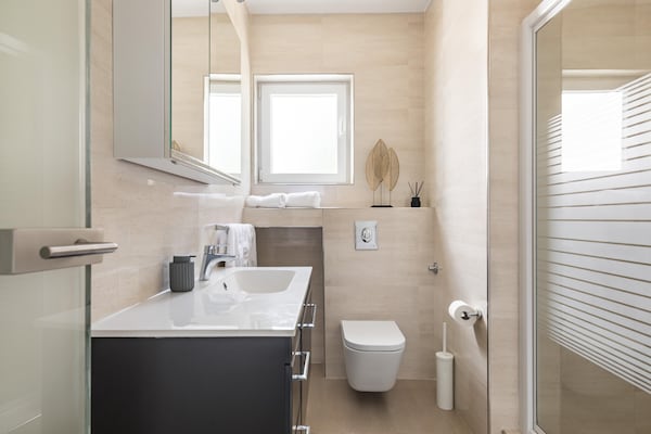Foto van Modern appartement met zwembad en terras - Vakantiehuis in Slatine - BathRoom
