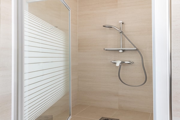 Foto van Modern appartement met zwembad en terras - Vakantiehuis in Slatine - BathRoom