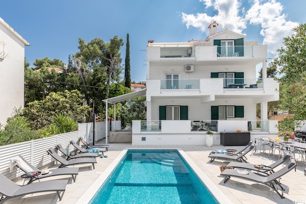 Foto van Modern appartement met zwembad en terras - Vakantiehuis in Slatine - ExteriorSummer