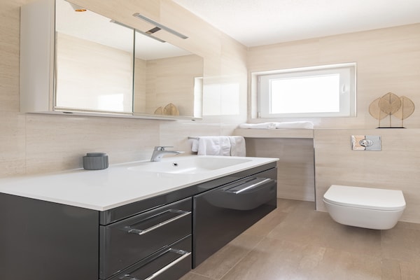 Foto van Modern appartement met zwembad en terras - Vakantiehuis in Slatine - BathRoom
