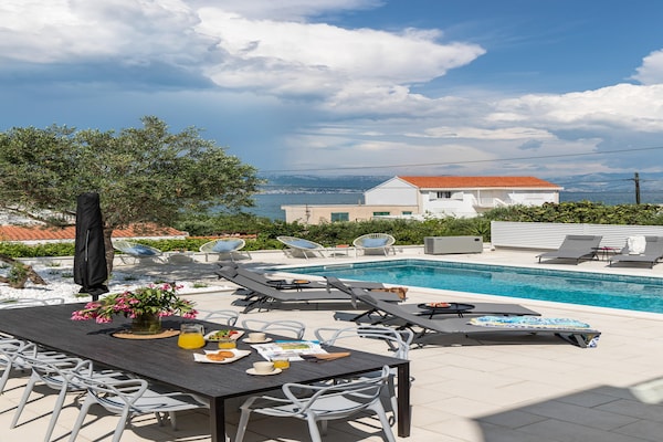 Foto van Modern appartement met zwembad en terras - Vakantiehuis in Slatine - ViewSummer