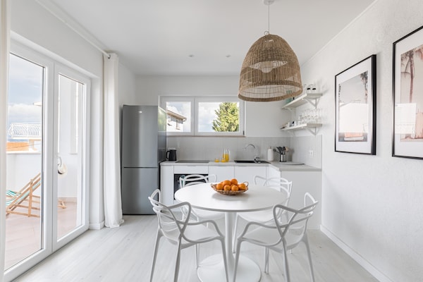 Foto van Modern appartement met zwembad en terras - Vakantiehuis in Slatine - DiningRoom