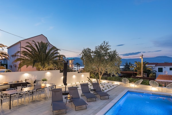 Foto van Modern appartement met zwembad en terras - Vakantiehuis in Slatine - TerraceBalcony