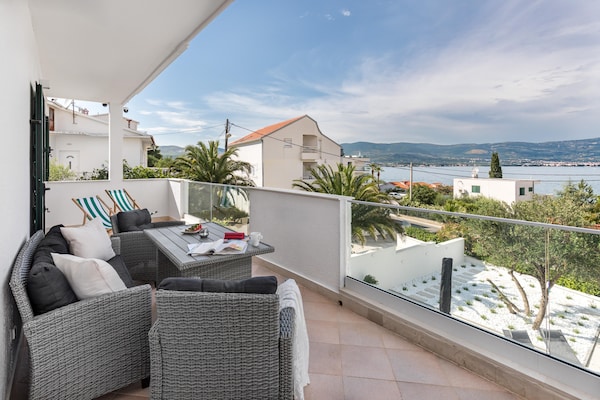 Foto van Modern appartement met zwembad en terras - Vakantiehuis in Slatine - TerraceBalcony