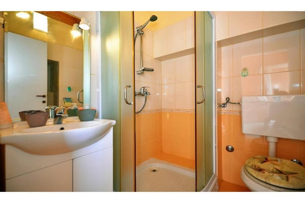 Foto van 1 slaapkamer appartement met zeezicht - Vakantiehuis in Murter - BathRoom