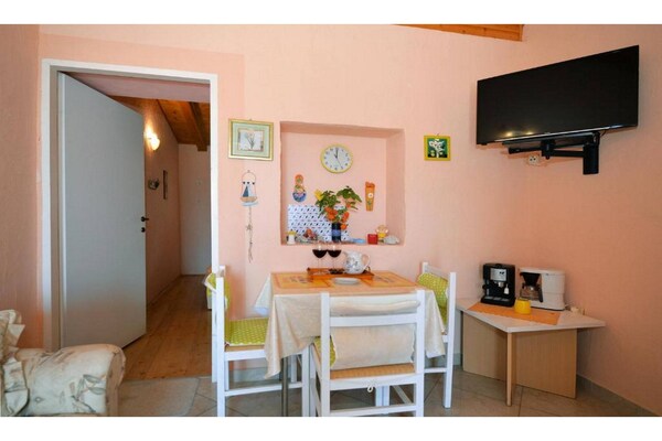 Foto van 1 slaapkamer appartement met zeezicht - Vakantiehuis in Murter - DiningRoom