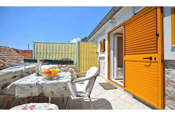 Foto van 1 slaapkamer appartement met zeezicht - Vakantiehuis in Murter - TerraceBalcony