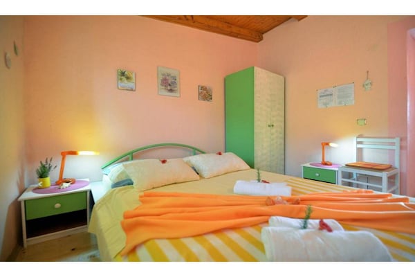 Foto van 1 slaapkamer appartement met zeezicht - Vakantiehuis in Murter - BedRoom