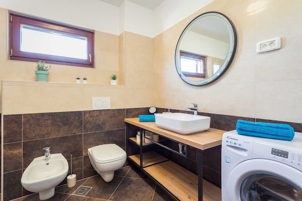 Foto van 4 gasten appartement in Medulin - Vakantiehuis in Ližnjan - BathRoom