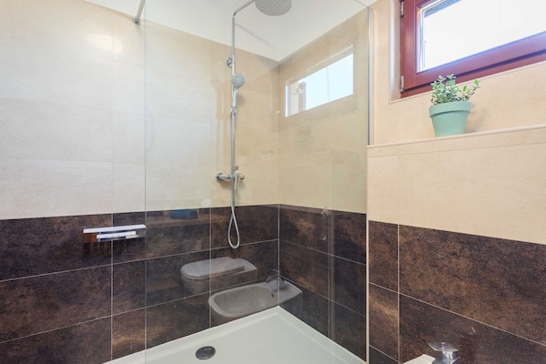 Foto van 4 gasten appartement in Medulin - Vakantiehuis in Ližnjan - BathRoom