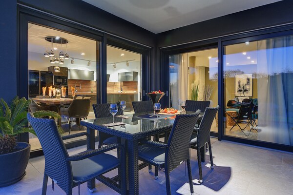 Foto van Vakantiehuis in Rovinj met zwembad en sauna - Vakantiehuis in Rovinj - TerraceBalcony