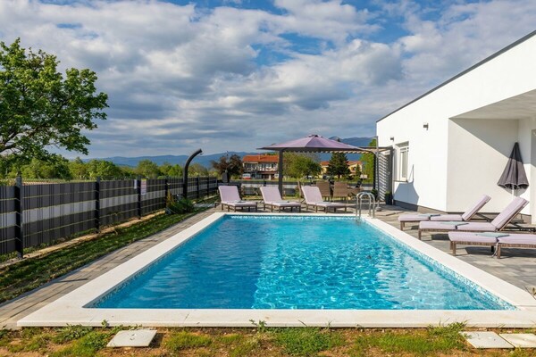Foto van Blue Lagoon - Privézwembad en bubbelbad - Vakantiehuis in Krsan - Untagged