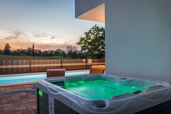 Foto van Blue Lagoon - Privézwembad en bubbelbad - Vakantiehuis in Krsan - Untagged