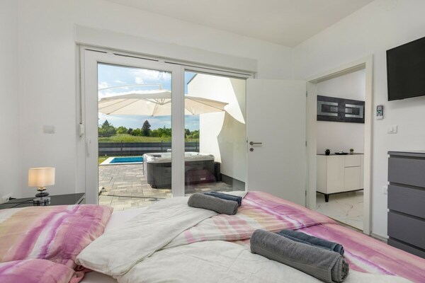 Foto van Blue Lagoon - Privézwembad en bubbelbad - Vakantiehuis in Krsan - Untagged