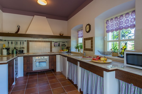 Foto van Villa in Montižana met zwembad bij Mirna - Vakantiehuis in Montižana - Kitchen