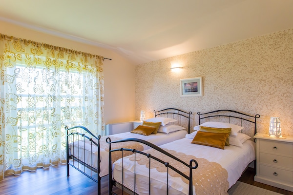 Foto van Villa in Montižana met zwembad bij Mirna - Vakantiehuis in Montižana - BedRoom