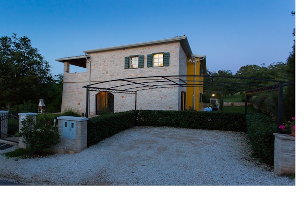 Foto van Villa in Montižana met zwembad bij Mirna - Vakantiehuis in Montižana - Outdoor