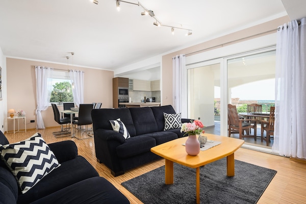 Foto van Gezellige villa met uitzicht - Vakantiehuis in Rojci - LivingRoom