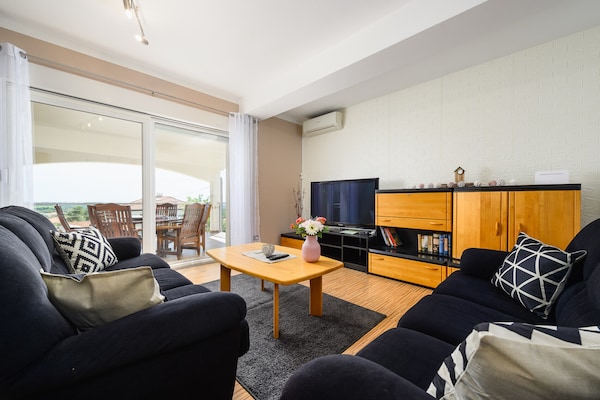 Foto van Gezellige villa met uitzicht - Vakantiehuis in Rojci - LivingRoom