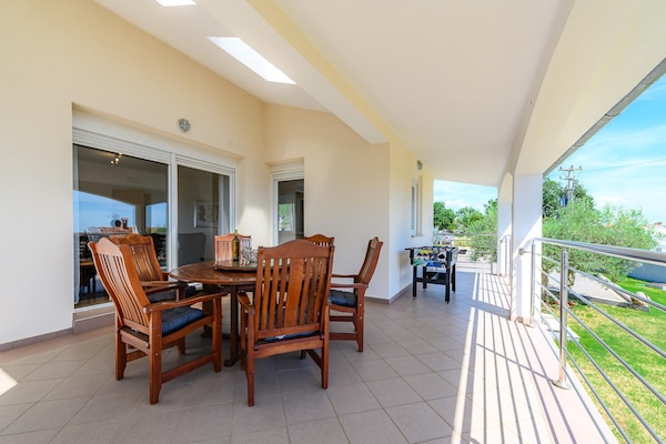 Foto van Gezellige villa met uitzicht - Vakantiehuis in Rojci - TerraceBalcony
