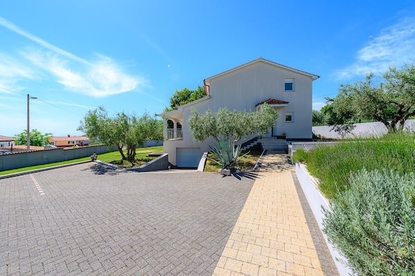 Foto van Gezellige villa met uitzicht - Vakantiehuis in Rojci - ExteriorSummer