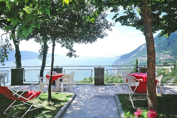 Foto van Residence La Rotonda, Tignale - Vakantiehuis in Tignale - terrace