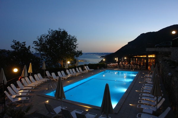 Foto van Residence La Rotonda, Tignale - Vakantiehuis in Tignale - Pool