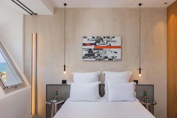 Foto van Brut Seafront Hotel by Sunday - Executive Suite - Vakantiehuis in Tel Aviv - BedRoom