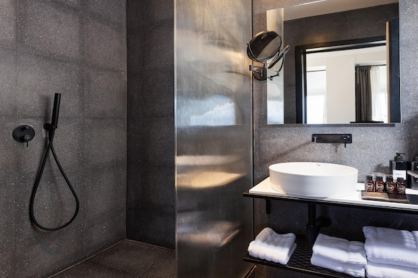 Foto van Brut Seafront Hotel by Sunday - Executive Suite - Vakantiehuis in Tel Aviv - BathRoom