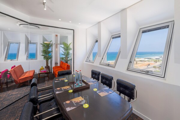 Foto van Brut Seafront Hotel by Sunday - Executive Suite - Vakantiehuis in Tel Aviv - HotelFacilitiesAndServices