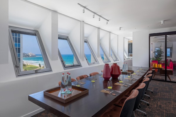 Foto van Brut Seafront Hotel by Sunday - Executive Suite - Vakantiehuis in Tel Aviv - HotelFacilitiesAndServices