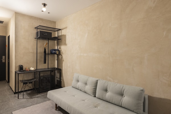 Foto van Brut Seafront Hotel by Sunday- Deluxe Vierpersoonskamer met balkon - LivingRoom