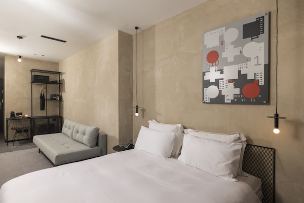Foto van Brut Seafront Hotel by Sunday- Deluxe Vierpersoonskamer met balkon - BedRoom