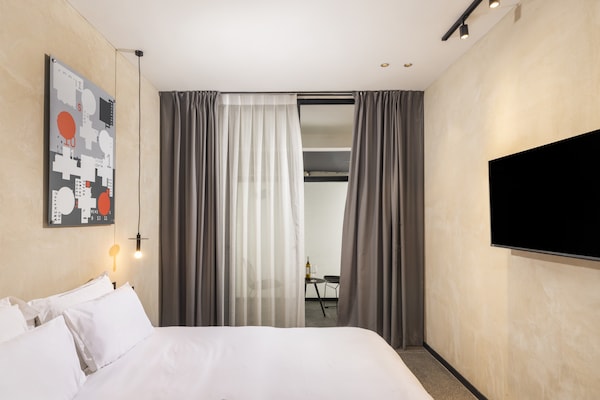 Foto van Brut Seafront Hotel by Sunday- Deluxe Vierpersoonskamer met balkon - BedRoom